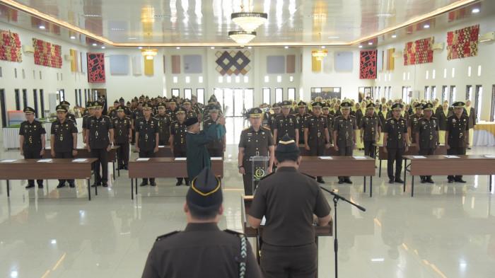 LANTIK PEJABAT - Kajati Aceh, Yudi Triadi melantik pejabat utama berupa Wakajati, Asisten, Koordinator dan Kajari di Aula Serbaguna Kejati Aceh, Selasa (11/11/2025).