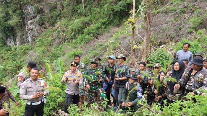 Kapolres Aceh Tengah, AKBP M Taufiq bersama Letkol Inf Raden Herman Sasmita