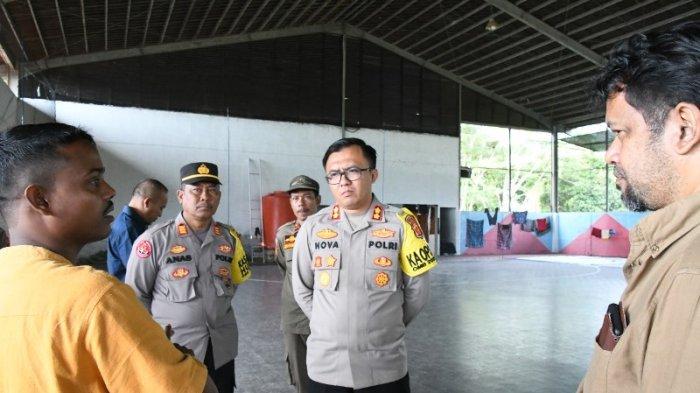Kapolres Aceh Timur Jenguk Pengungsi Rohingya di Idi Sport Center