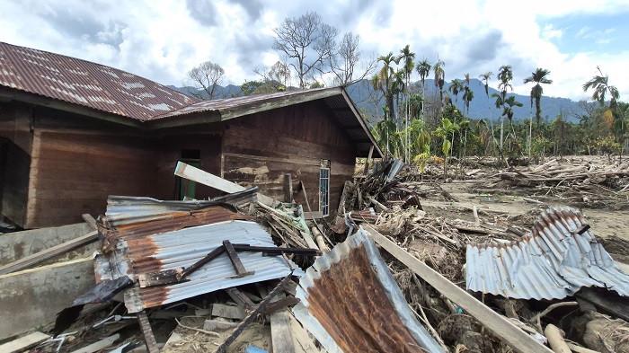 TUMPUKAN KAYU - Kayu yang dibawa air besar atau banjir bandang kini masih menutupi daratan daerah permukiman di Desa Rantau Panjang, Kecamatan Simpang Jernih, Kabupaten Aceh Timur.