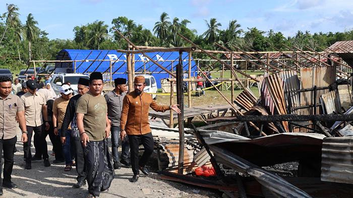 KUNJUNGI KORBAN KEBAKARAN - Bupati Aceh Timur, saat mengunjungi tenda darurat tempat korban kebakaran Kecamatan Idi Cut, ia juga menyerahkan bantuan dalam kunjungan tersebut, Sabtu (28/2/2026).
