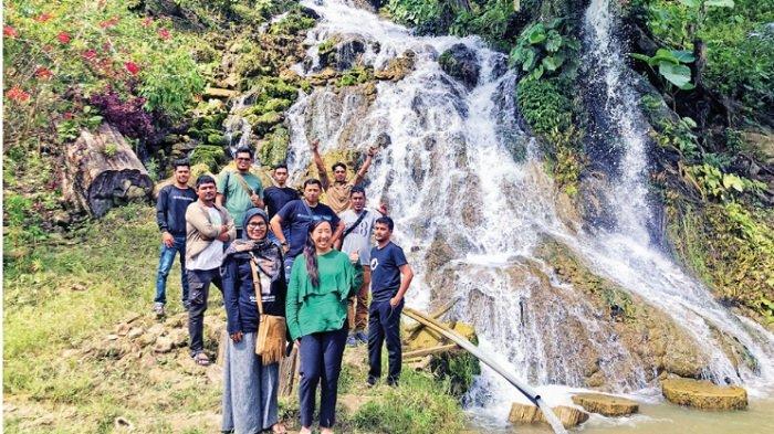 Bule Kanada Kagumi Panorama Air Terjun Tembolon