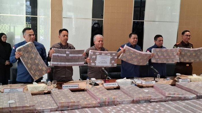 TPPU KORUPSI - Kejaksaan Agung (Kejagung) menyita barang bukti uang dalam kasus dugaan tindak pidana pencucian uang (TPPU) dengan tindak pidana asal korupsi kegiatan usaha PT Duta Palma Group dalam konferensi pers di Gedung Kejagung, Jakarta, Kamis (8/5/2025). Adapun total yang disita senilai Rp479 miliar.