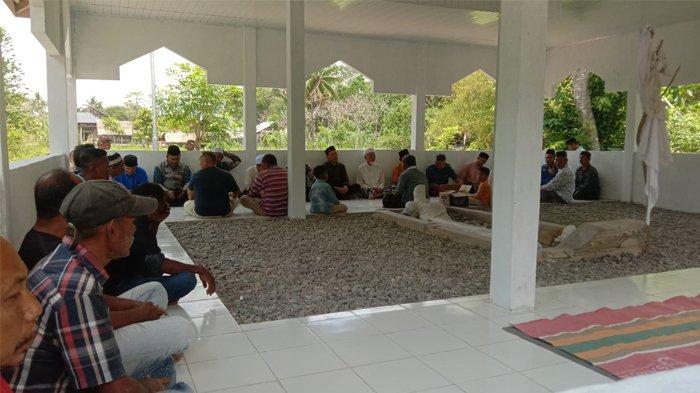 KENDURI DI MAKAM PERMAISURI - Warga Kemukiman Reubee, Pidie, menghadiri kenduri di Kompleks Makam Putroe Sani, di Gampong Reuntoh, Kemukiman Reubee, Kecamatan Delima, Pidie, Kamis, 2 April 2026. Putroe Sani adalah permaisuri dari Sultan Iskandar Muda.