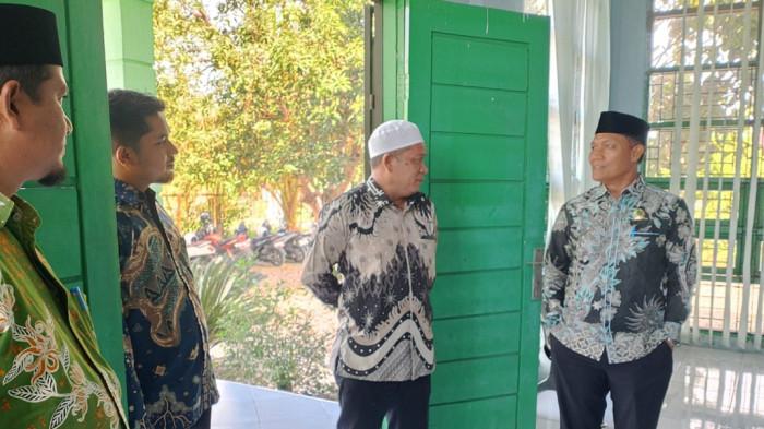 MONEV - Kepala Kankemenag Aceh Barat Daya (Abdya), Marwan saat melaksanakan Monev di KUA Lembah Sabil, Rabu (3/6/2026).