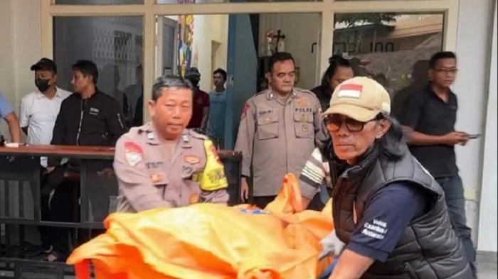 PROSES EVAKUASI - Kepolisian melakukan evakuasi mayat perempuan berinisial DDL di sebuah kamar hotel Jalan Telaga Bodas Raya Nomor 11 Karangrejo, Gajahmungkur, Kota Semarang, Senin (17/11/2025). Korban merupakan dosen muda di Universitas 17 Agustus 1945 Semarang (Untag) yang ditemukan tewas pertama kali oleh seorang polisi berpangkat AKBP. (Dok)