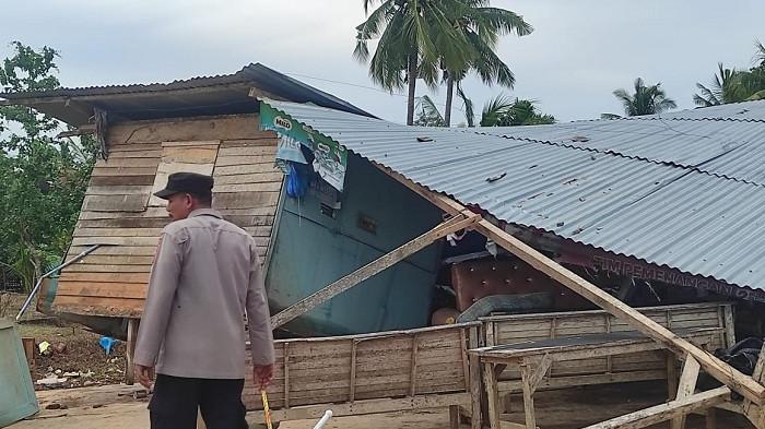 Kerusakan rumah warga akibat diterjang angin kencang di Gampong Blang Awe, Kecamatan Syamtalira Bayu, Kabupaten Aceh Utara, pada Selasa (30/9/2025) sekitar pukul 18.30 WIB.