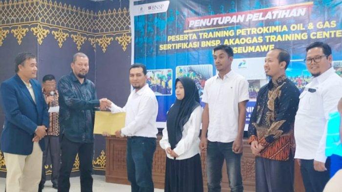 Ketua DPRK Lhokseumawe Bantu Puluhan Anak Korban Konflik Jadi Ahli Migas