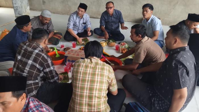 Ketua DPRK Irwansyah Hadiri Maulid di Diwai Makam, Lesehan Bersama Warga