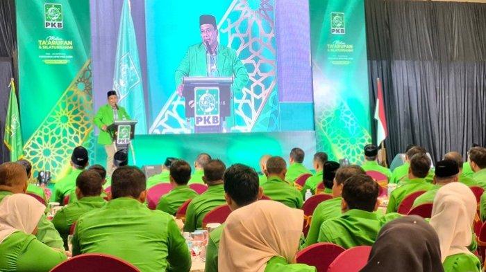 MENYAMPAIKAN SAMBUTAN – Ketua DPW PKB Aceh, H. Ruslan Daud (HRD) menyampaikan sambutan pada Malam Ta’arufan dan Silaturahmi Pengurus DPW PKB Aceh periode 2026-2031, di Hermes Palace Hotel, Banda Aceh, Minggu (15/2/2026) malam.