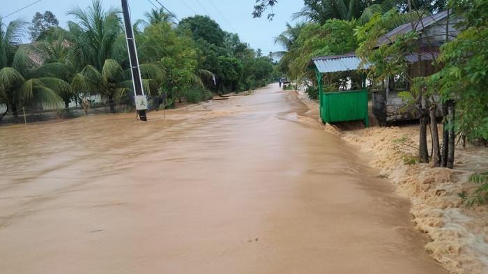 BANJIR LUAPAN - Kondisi banjir di Gampong Mesjid, Kecamatan Tangan-Tangan, Kabupaten Aceh Barat Daya (Abdya), Jumat (2/1/2026).