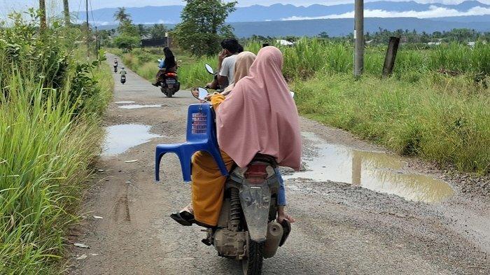 KONDISI JALAN - Kondisi ruas jalan di kawasan Gle Kuprai, Gandapura, Bireuen, Senin (20/10/2025).