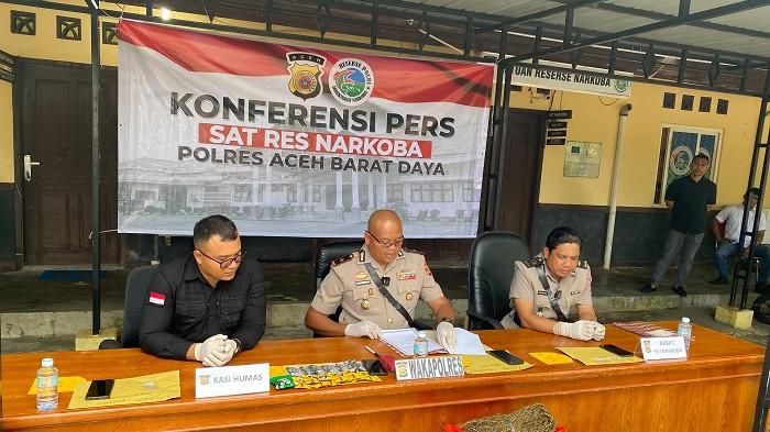 KASUS NARKOBA - Waka Polres Aceh Barat Daya (Abdya) memimpin Konferensi Pers pengungkapan kasus narkotika, yang berlangsung di Mapolres Abdya, Selasa (9/6/2026).