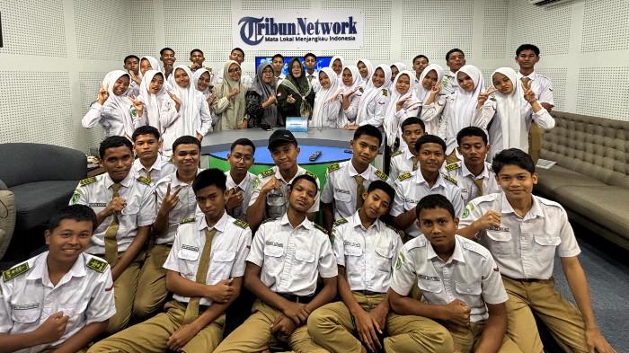 Puluhan Siswa SMK-PP Negeri Saree Lembah Seulawah, Study Tour ke Kantor Harian Serambi Indonesia