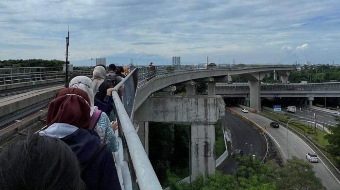LRT Jabodebek Mogok di Jalan, Penumpang Dievakuasi Jalan Kaki di Ketinggian