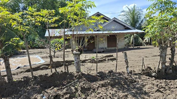 Lumpur- Rumah  warga Desa Mideun Jok Samalanga Bireuen, Senin (29/12/2025)  dipenuhi endapan lumpur.