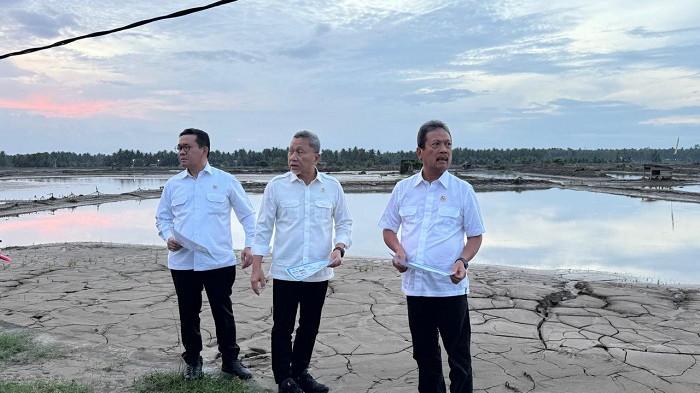 KUNJUNGAN MENTERI - Menko Pangan, Zulkifli Hasan, Menteri Perdagangan, Dr Budi Santoso MSi dan Menteri Kelautan dan Perikanan (KKP), Sakti Wahyu Trenggono sekitar pukul 06.20 WIB didampingi pejabat lainnya termasuk Kadis Pangan, Kelautan dan Perikanan Bireuen, Jumat (9/1/2026) kunjungi kawasan terdampak banjir di Desa Alue Kuta Jangka.