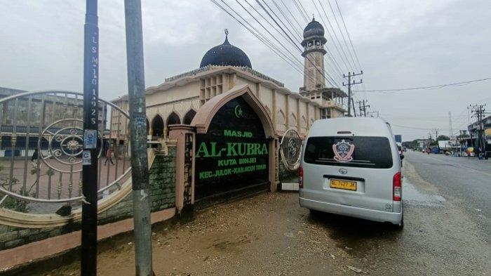 PENGUNGSI JALANAN - Masjid Al-Kubra Kuta Binjei, Kecamatan Julok, Aceh Timur menjadi lokasi idaman bagi sebagian “pengungsi nomaden” alias pengungsi jalanan tatkala badai Siklon Tropis Senyar 25 menerjang Aceh pada Rabu (26/11/2025) dini hari.