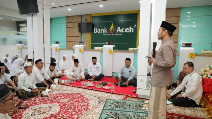 PEUSIJUEK JCH 2026 - Pimpinan Pondok Pesantren Babul Magfirah Cot Keueng, Aceh Besar, Ustaz H Masrul Aidi Lc, mengisi tausiah dalam acara peusijuek dan pelepasan Jamaah Calon Haji Tahun 1447 H/2026 M, di Kantor Pusat Bank Aceh, Selasa (21/4/2026).