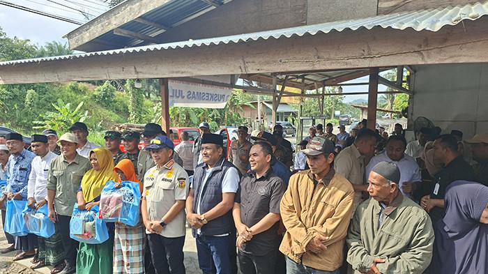 Balee Panah - Mendagri bersama pengungsi korban banjir di Desa Balee Panah, Juli, Bireuen, Sabtu (21/2/2026). SERAMBI/YUSMANDIN IDRIS