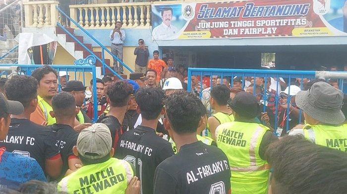 6 Menit Baru Dimulai, Laga Alfarlaky FC Versus PSLS Lhokseumawe Ricuh, PSLS Unggul Sementara 2-0