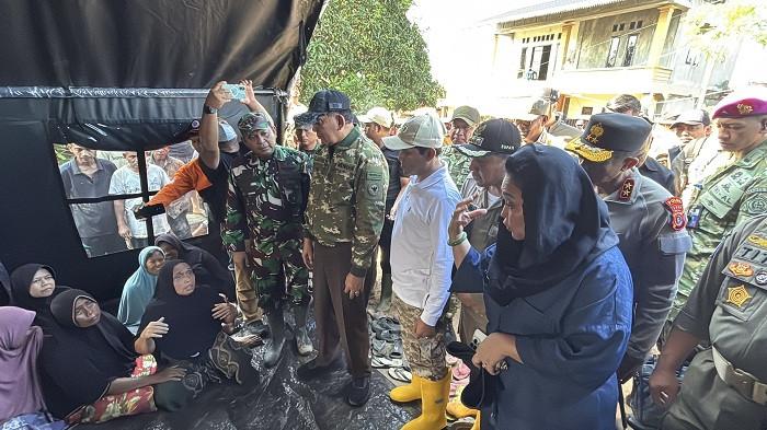 BERBINCANG DENGAN WARGA – Rombongan Menteri Pertahanan Republik Indonesia (Menhan RI) Sjafrie Sjamsoeddin, Panglima TNI Agus Subiyanto, dan anggota DPR RI Titiek Soeharto, saat berbincang dengan warga terdampak banjir di Gampong Blang Awe, Kabupaten Pidie Jaya, Sabtu (29/11/2025).