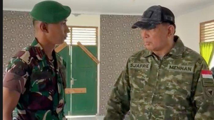 BERDIALOG - Menhan Sjafrie Syamsuddin berdialog dengan perwira muda, Letda Alfarisky, saat berkunjung ke Batalyon Infanteri Teritorial Pembangunan (Yonif TP) 857/Gana Gajahsora, Kecamatan Mane, Kabupaten Pidie, Aceh, Minggu (16/11/2025).