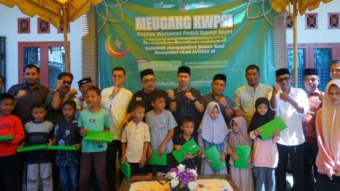 MEUGANG KWPSI - Ketua Komisi IV DPRK Banda Aceh, Farid Nyak Umar membersamai dikegiatan Meugang KWPSI yang digelar di kediaman Bang Din Keramik, Gla Meunasah, Aceh Besar, Kamis (27/2/2025).