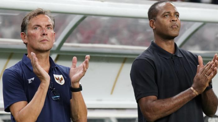 Momen Alex Pastoor (kiri) dan Patrick Kluivert (kanan) bertepuk tangan