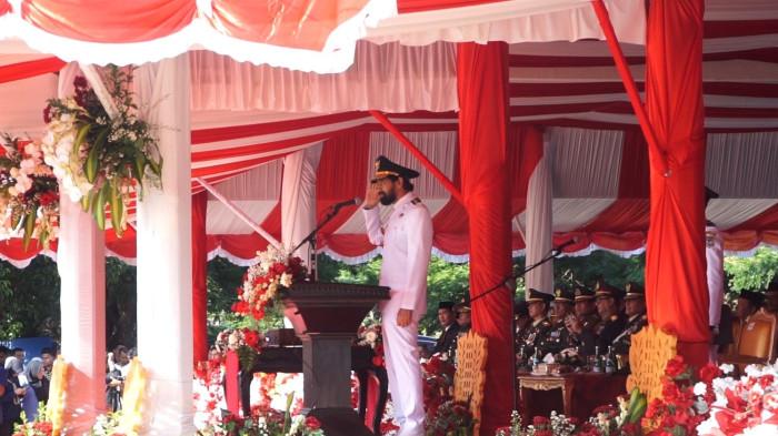 MEMIMPIN UPACARA – Gubernur Aceh, Muzakir Manaf alias Mualem bertindak sebagai inspektur Upacara peringatan HUT ke-80 Kemerdekaan Republik Indonesia, di Lapangan Blang Padang, Banda Aceh, Minggu (17/8/2025).