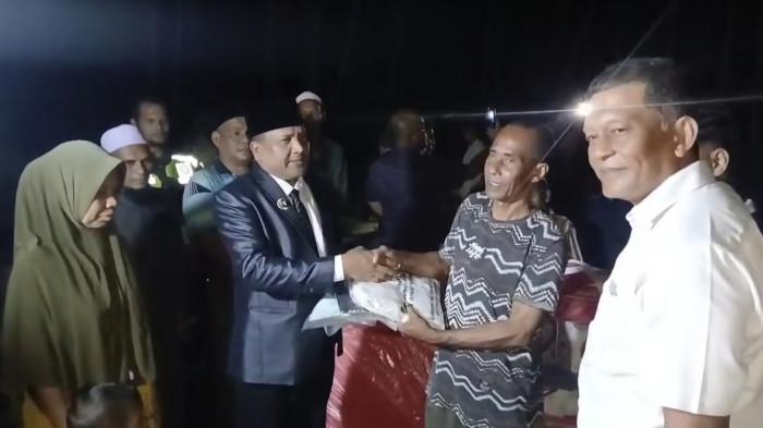 Sigap! Bupati Bireuen Mukhlis Turun ke Makmur Bantu Korban Kebakaran Rumah