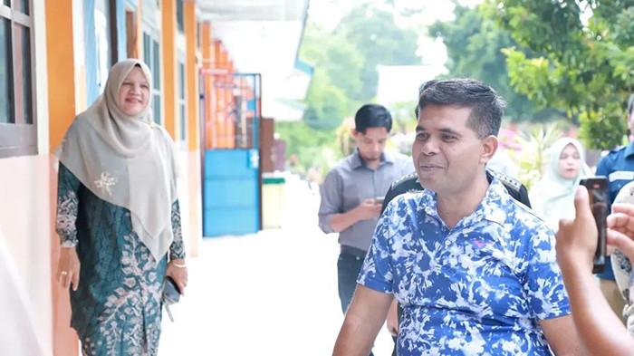 Plt. Kepala Dinas Pendidikan Aceh, Murthalamudin saat berkunjung ke beberapa sekolah di Aceh Tengah.