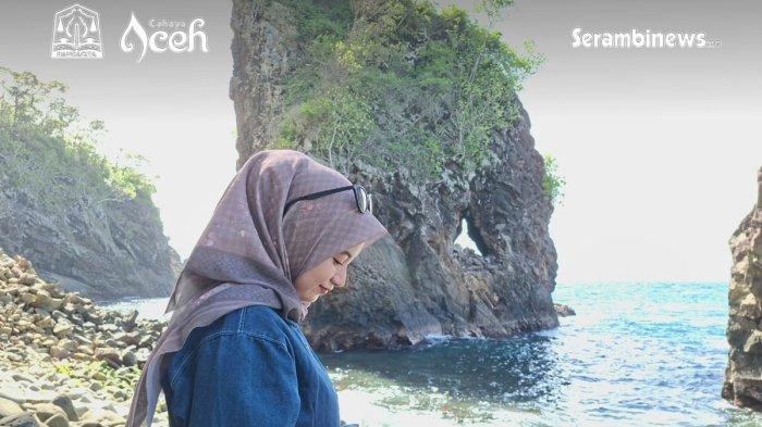 GUA SARANG - Wisatawan menikmati keindahan tebing dan laut biru di kawasan Gua Sarang, Desa Iboih, Sabang, destinasi eksotis yang menawarkan panorama alam menakjubkan di ujung barat Indonesia  Foto 30 Oktober 2025.