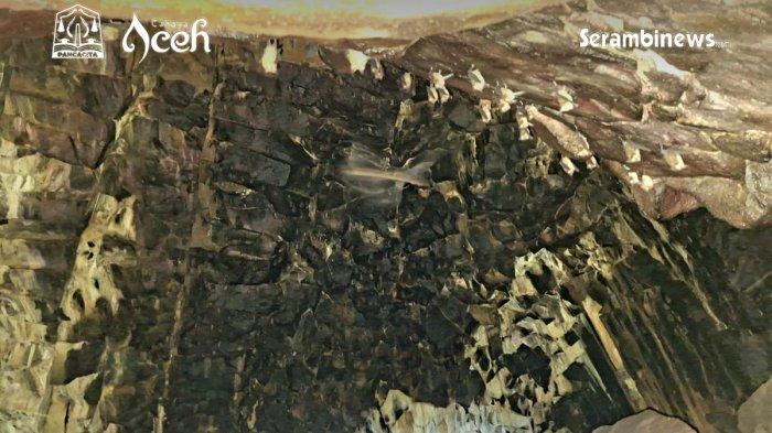 GUA SARANG - Penampakan dinding batu alami di dalam Gua Sarang, Desa Iboih, Sabang, menjadi rumah bagi burung walet dan kelelawar yang bersarang di celah-celah karang, menambah keunikan destinasi wisata alam di ujung barat Indonesia ini. Foto 30 Oktober 2025.