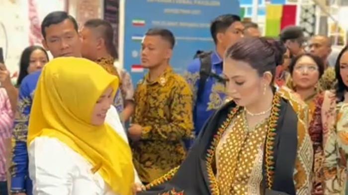 Ketua Dekranasda Aceh Utara Pakaikan Kain Motif Pisang Dua Mu ke Istri Wapres RI Saat ke Stand