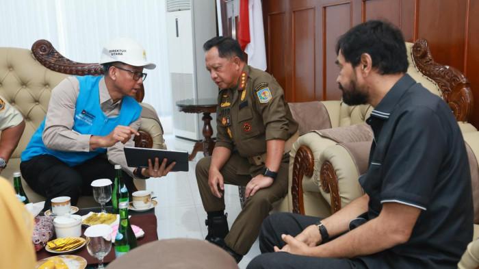 Menteri Pertahanan, Sjafrie Sjamsoeddin (kedua dari kiri) bersama Panglima TNI, Jenderal TNI Agus Subiyanto (kiri), Gubernur Aceh, Muzakir Manaf (tengah), Panglima Komando Daerah Militer Iskandar Muda, Mayor Jenderal TNI Joko Hadi Susilo (kedua dari kanan), dan Direktur Utama PLN, Darmawan Prasodjo (kanan) berkoordinasi terkait penanganan bencana alam di Aceh (29/11).
