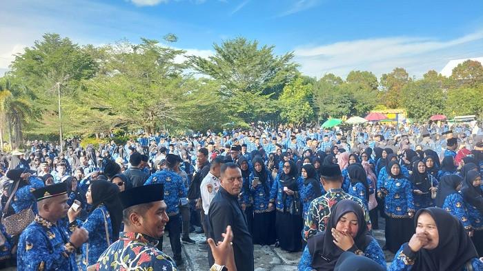 PKK Paruh Waktu: Ribuan Pegawai Pemerintah dengan Perjanjian Kerja (PPPK) Paruh Waktu Kota Subulussalam, yang baru dilantik, di halaman kantor wali kota setempat di Lae Oram, Simpang Kiri, Kamis (29/1/2026).