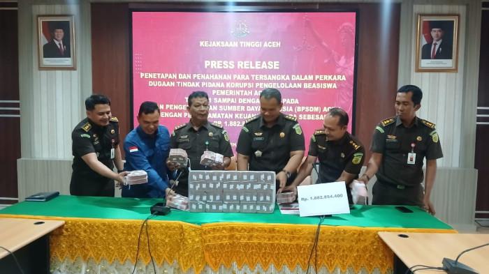 PRESS RELEASE - Kasi Penkum Kejati Aceh, Ali Rasab Lubis didampingi tim penyidik menyampaikan perkembangan perkara kasus dugaan korupsi beasiswa pemerintah Aceh, Kamis (2/4/2026).