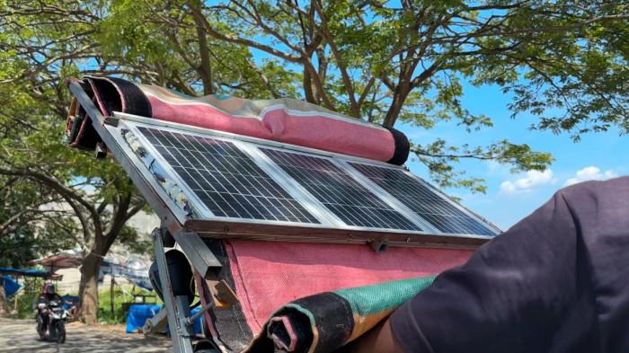 Musik dari Panel Surya Iringi Langkah Tukang Pijat Tunanetra di Aceh Besar - Panel-surya-milik-tunanetra.jpg