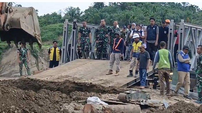 Panglima Kodam Iskandar Muda (Pangdam IM) Mayjen TNI Joko Hadi Susilo, Minggu (14/12/2025)  meninjau jembatan bailey Teupin Mane jalan Bireuen-Takengon yang sudah bisa dilewati.
