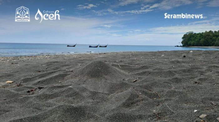 ANOI ITAM SABANG - Hamparan pasir hitam khas vulkanik di Pantai Anoi Itam Kota Sabang. Pantai ini merupakan salah satu lokasi wisata di Sabang yang menyajikan keindahan alam yang menakjubkan.