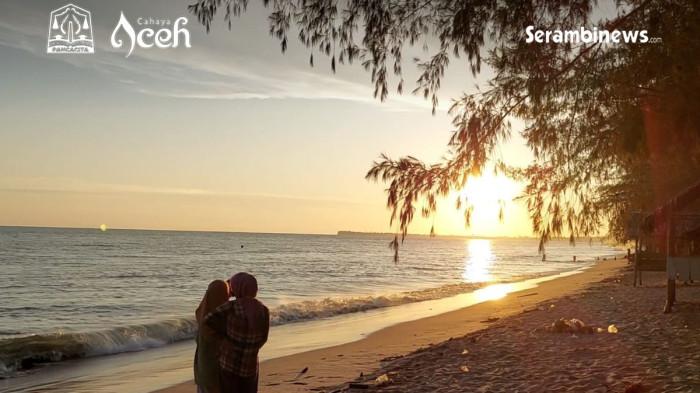 Pantai Cemara Indah Menjelang Matahari Terbenam