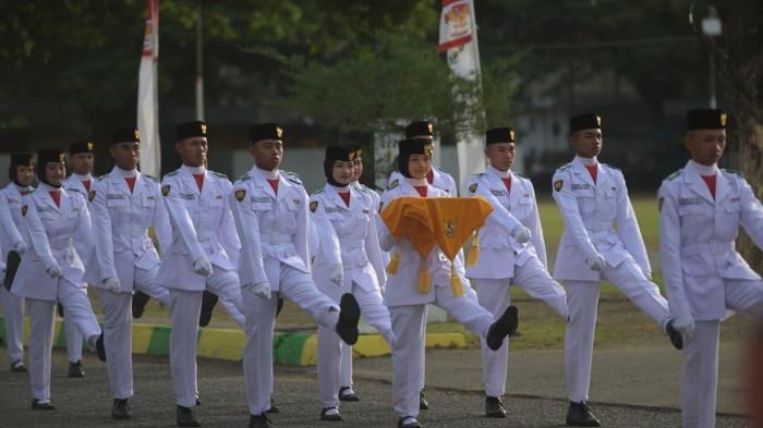 MEMBAWA BAKI – Pasukan Paskibra membawa baku bendera dalam Upacara HUT ke-80 RI di Lapangan Blang Padang, Banda Aceh, Minggu (17/8/2025).