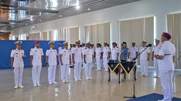 PENGUKUHAN - Danlantamal I Belawan, Brigjen TNI (Mar) Jasiman Purba, S.E., CHRMP., memimpin upacara pengukuhan Komandan Lanal Sabang, Kolonel Laut (P) Sadimin, S.E., M.Tr.Opsla., di Gedung O.B. Syaaf Mako Lantamal I, Belawan, Medan, Selasa (12/8/2025).