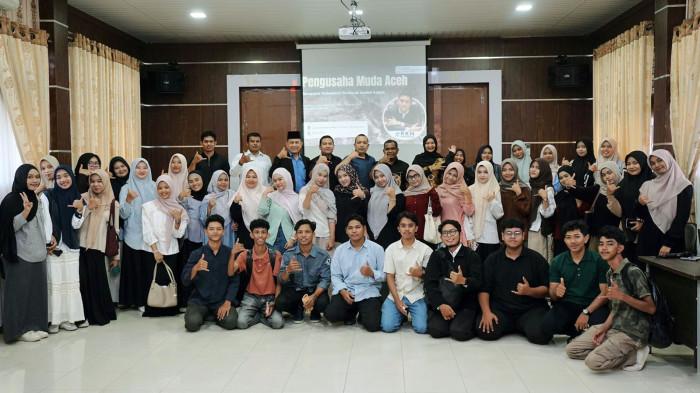 MENITI BISNIS - Pengusaha muda asal Bireuen, Raja Khatami foto bersama mahasiswa UIN Ar-Raniry usai mengisi kuliah umum bertema “Pengangguran di Aceh Meningkat, Ini Solusinya!”, Selasa (5/5/2026).