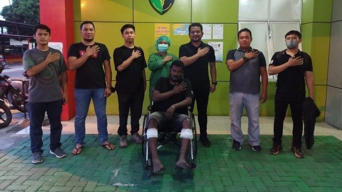 Kedua Kakinya Ditembak, Perampok di Medan Masih Bisa Bergaya saat Foto Bersama Polisi
