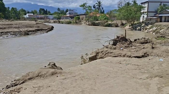 MELUAS - Permukaan Krueng Batee Iliek, Samalanga, Bireuen semakin luas pasca banjir bandang dan mengharapkan normalisasi dan membangun tanggul sungai.