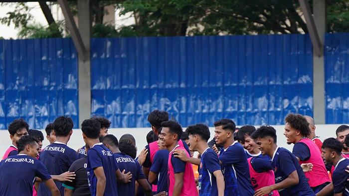 LATIHAN TERAKHIR - Para pemain Persiraja saat menjalani latihan persiapan terakhir di Stadion Haji Dimurthala, Lampineung, Banda Aceh., Kamis (12/2/2026).