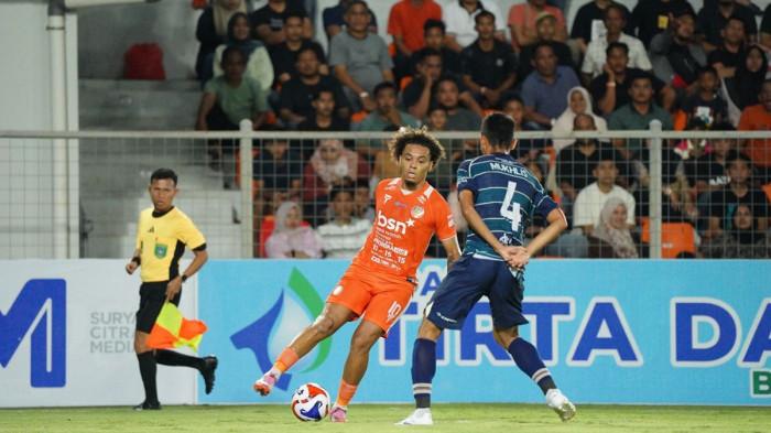 PERSIRAJA MENANG - Pemain Persiraja Banda Aceh, Connor Flynn, berusaha melewati pemain Persekat Tegal dalam lanjutan Liga 2 di Stadion H Dimurthala, Lampineung, Banda Aceh, Minggu (2/11/2025) malam. Laga ini dimenangkan Persiraja Banda Aceh 1-0 berkat gol penalti Connor Flynn,