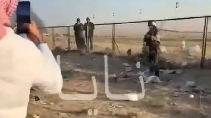 Peristiwa itu menjadi sorotan setelah beredar video yang memperlihatkan sang pilot selamat dan diamankan warga setempat sebelum diserahkan kepada aparat keamanan Kuwait.